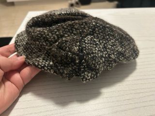 Gorro tejido marrón y gris