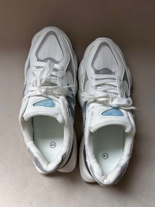 Zapatillas New Balance Blancas y Grises