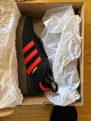 Zapatillas Adidas Busenitz Negras y Rojas