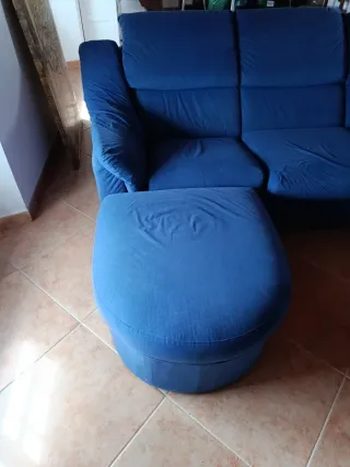 Sofá modular azul de tela desenfundable.