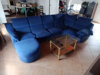 Sofá modular azul de tela desenfundable.