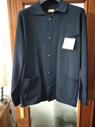 Rebeca de punto azul in Estante