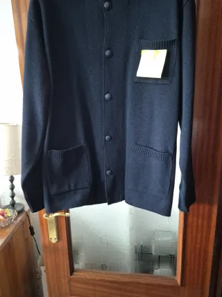 Rebeca de punto azul in Estante