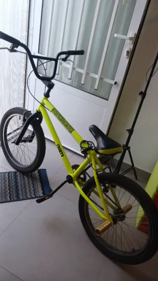 Bicicleta BMX Amarilla