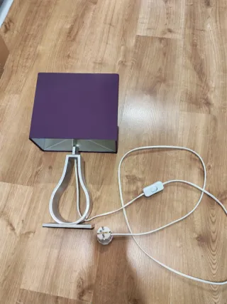 Lámpara de mesa Ikea púrpura y plateada