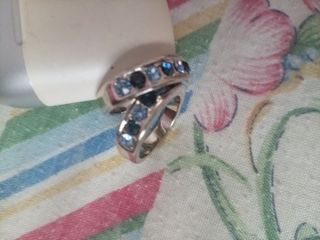 Anillos plateados con piedras azules