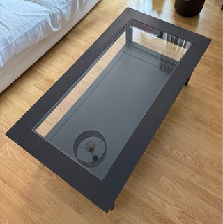Mesa de centro negra con tapa de cristal