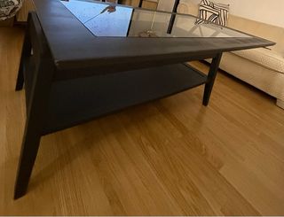 Mesa de centro negra con tapa de cristal