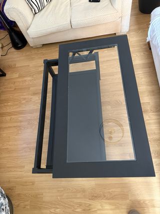 Mesa de centro negra con tapa de cristal