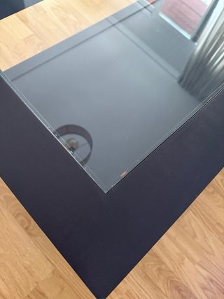 Mesa de centro negra con tapa de cristal