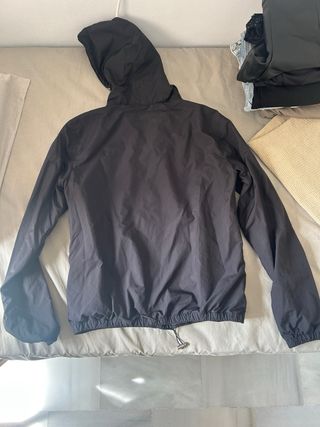 Cortavientos negro con capucha