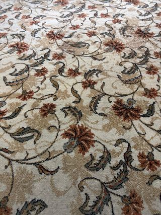 Alfombra de lana con diseño floral