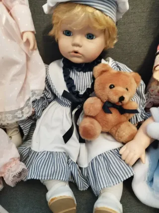 Set di undici bambole in porcellana con abiti dettagliati