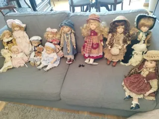 Set di undici bambole in porcellana con abiti dettagliati