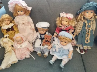 Set di undici bambole in porcellana con abiti dettagliati