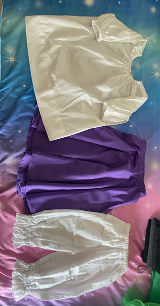 Vestuario Esbart. Brusa blanca, faldilla i enagua