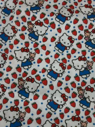 Stoffa Hello Kitty con fragole e stelle