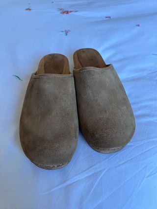 Zuecos de Gloria Ortiz de ante beige y madera
