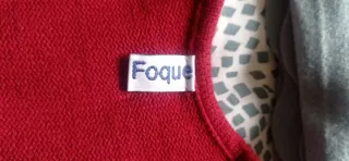 Vestido ceremonia niña beige y chaqueta granate.