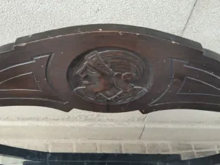 Silla antigua de madera tallada