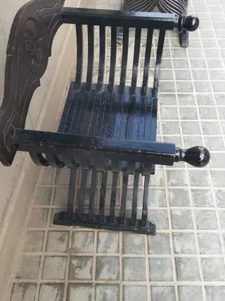 Silla antigua de madera tallada