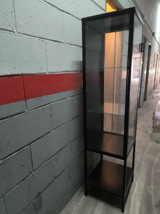 Vitrina de cristal y metal negra