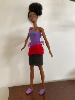 Barbie africana con Vestito Viola e Rosso