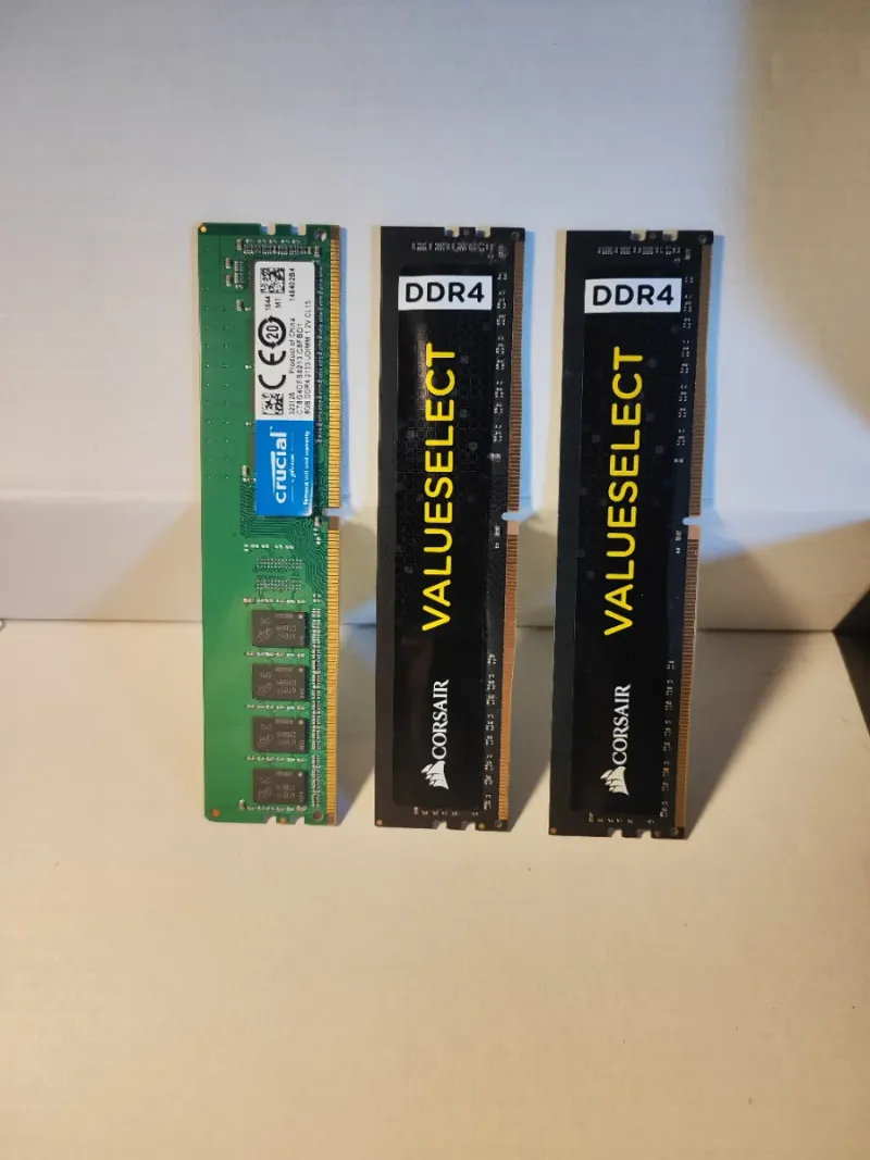 3 Módulos RAM DDR4 8GB Corsair y Crucial