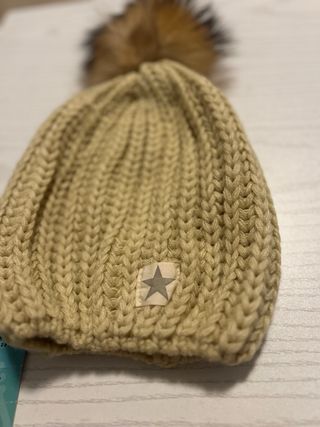 Gorro de lana con pompón y estrella