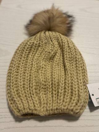 Gorro de lana con pompón y estrella