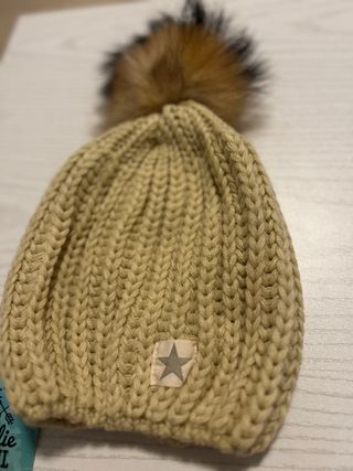Gorro de lana con pompón y estrella