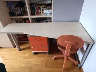 Escritorio juvenil con mueble cajonero naranja
