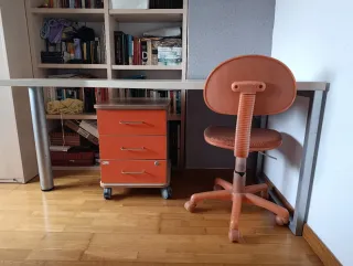 Escritorio juvenil con mueble cajonero naranja