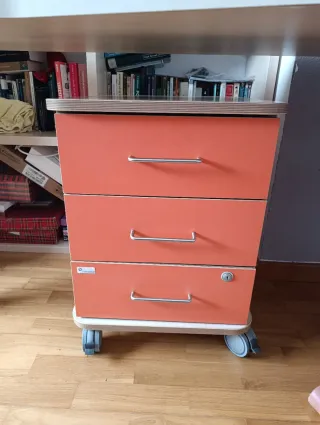 Escritorio juvenil con mueble cajonero naranja