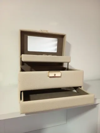 Joyero beige con espejo y cajón