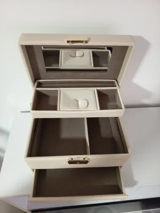 Joyero beige con espejo y cajón