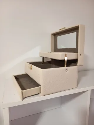 Joyero beige con espejo y cajón