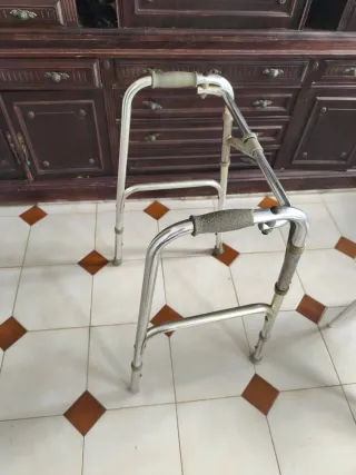 Andador plegable, alzador WC y bastón