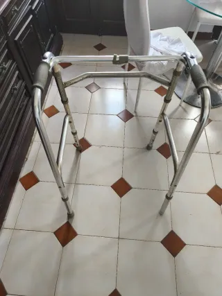 Andador plegable, alzador WC y bastón