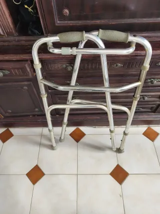 Andador plegable, alzador WC y bastón