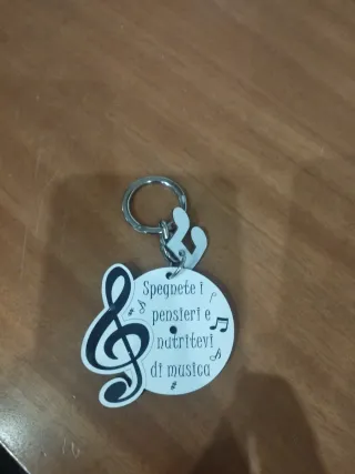 Portachiavi con chiave di violino e note musicali