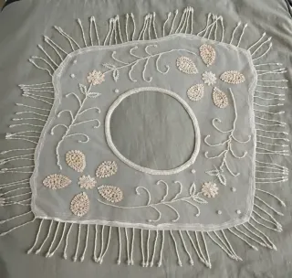 Babero de encaje con flecos y pedrería