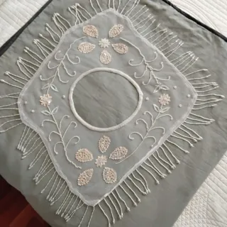 Babero de encaje con flecos y pedrería