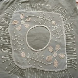 Babero de encaje con flecos y pedrería