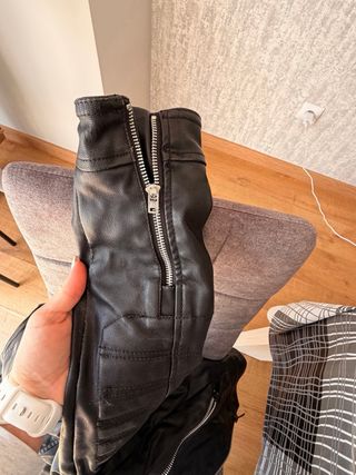 Cazadora efecto piel negra