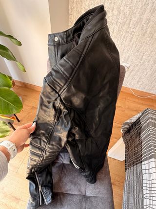 Cazadora efecto piel negra