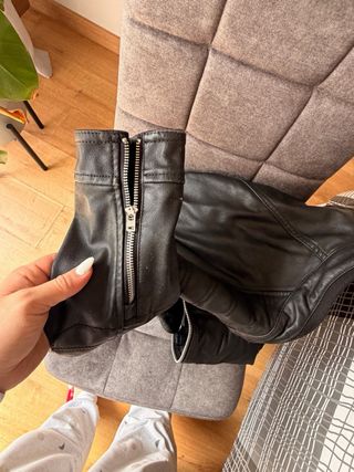 Cazadora efecto piel negra