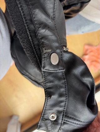 Cazadora efecto piel negra