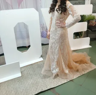 Vestido de fiesta beige y dorado