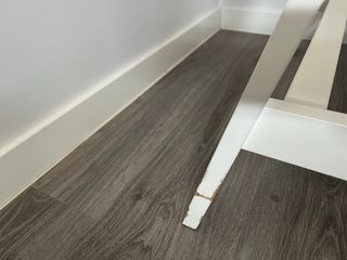 Mesa Ikea: Tablero madera y patas blancas